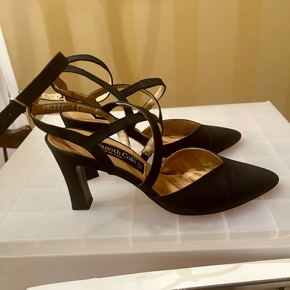 Kenneth Cole Vintage strappy black pumps size 8 M style:Desire